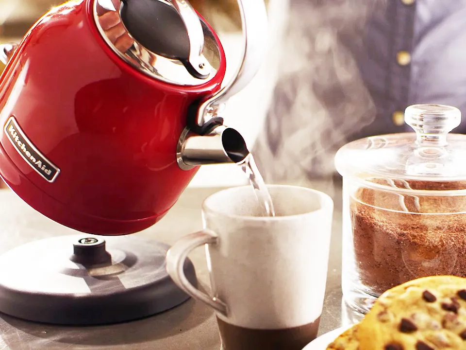 Breakfast-Kettle-1-25L-empire-red-pouring-tea