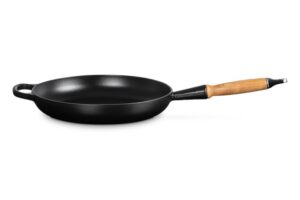 Le Creuset – Satin Black Cast Iron Pan Wooden Handle 28cm