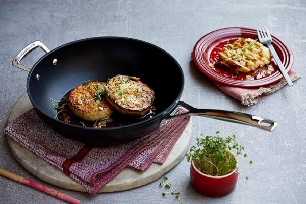 Le Creuset – Toughened Non-Stick Stir-Fry Pan with Helper Handle