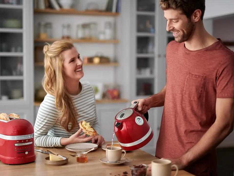Breakfast-kettle-1-5L-artisan-red-empire-set-couple-sharing-tea