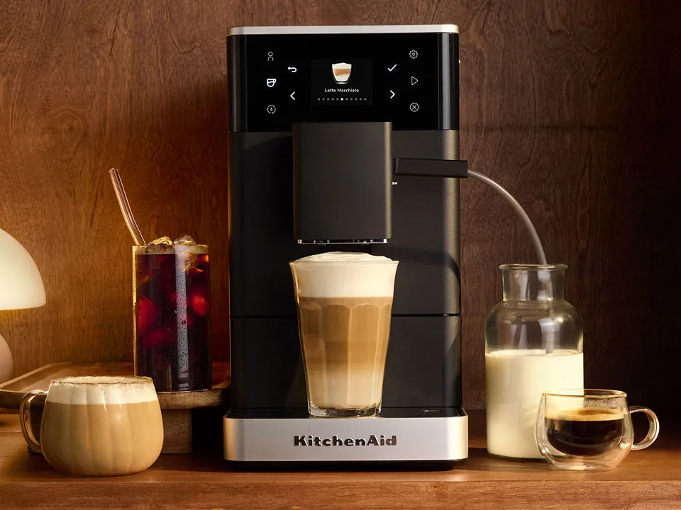 photo-left-right espresso-fully-auto-kf3 surrounded-by-types-of-milky-drinks
