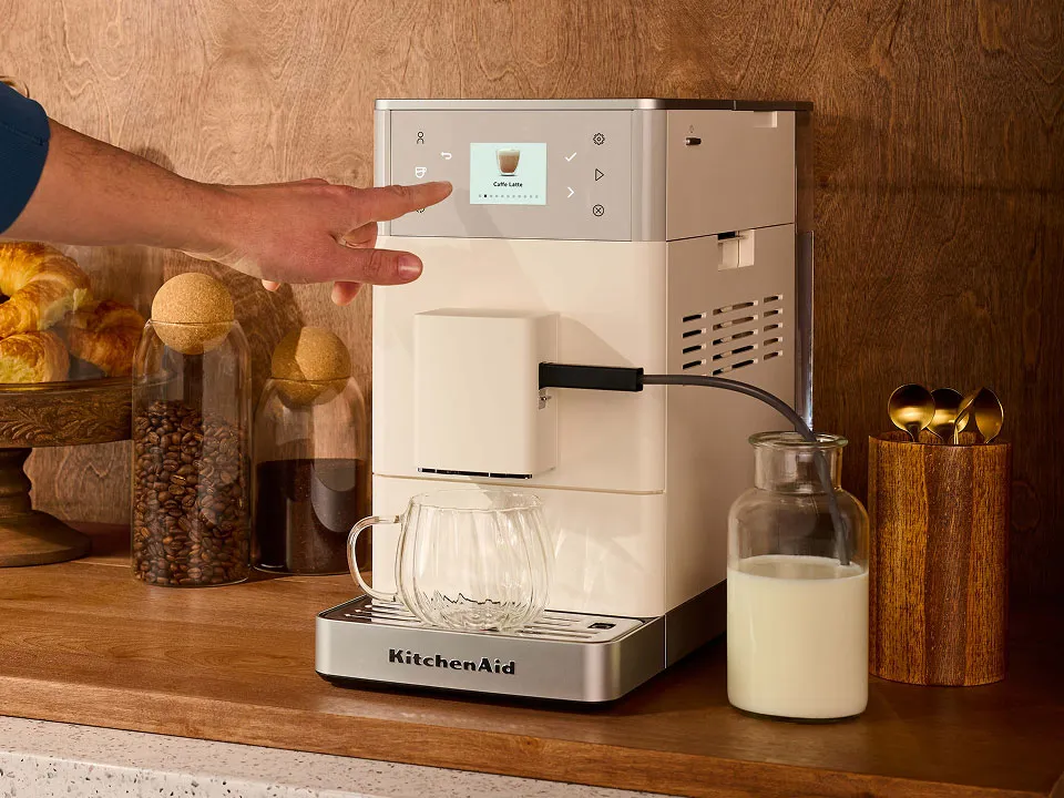 photo-left-right espresso-fully-auto-kf3 people-using-touchscreen-display